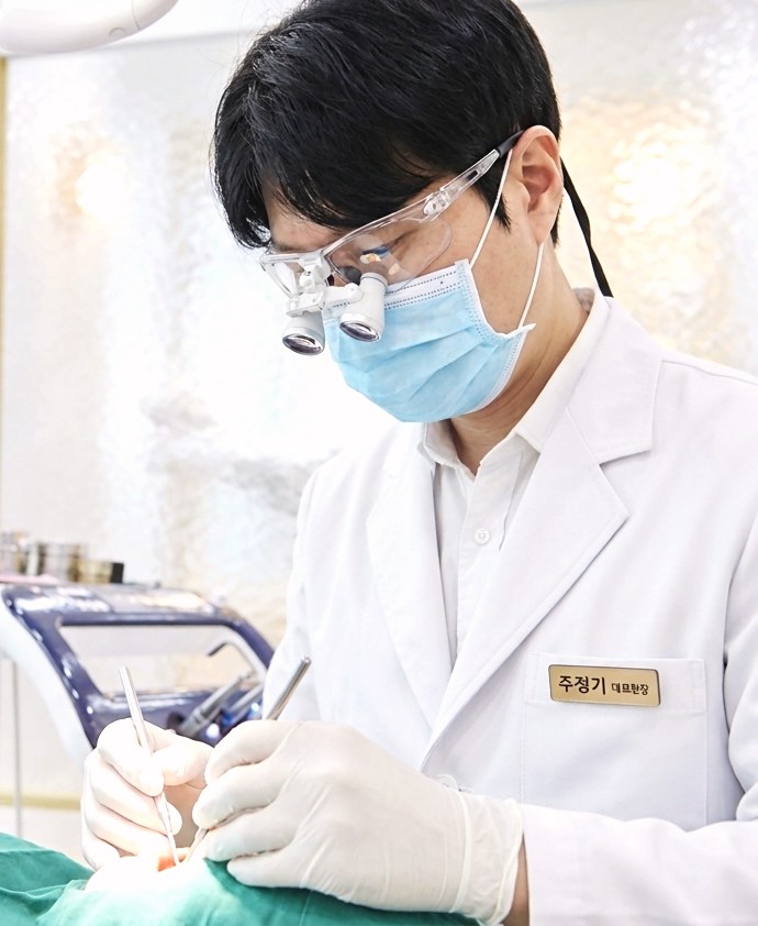 진료 중인 주정기 대표원장